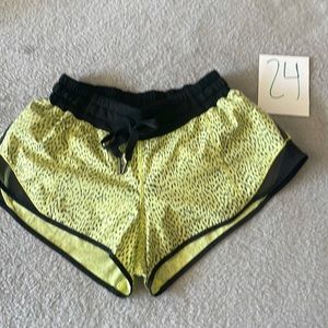 Lululemon hottie hot shorts black and greenish yellow color sz 4 inseam 2.5